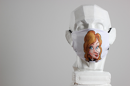 Caricature en couleur d'une femme imprimé sur un masque de protection. Masque personnalisé blanc avec la caricature.